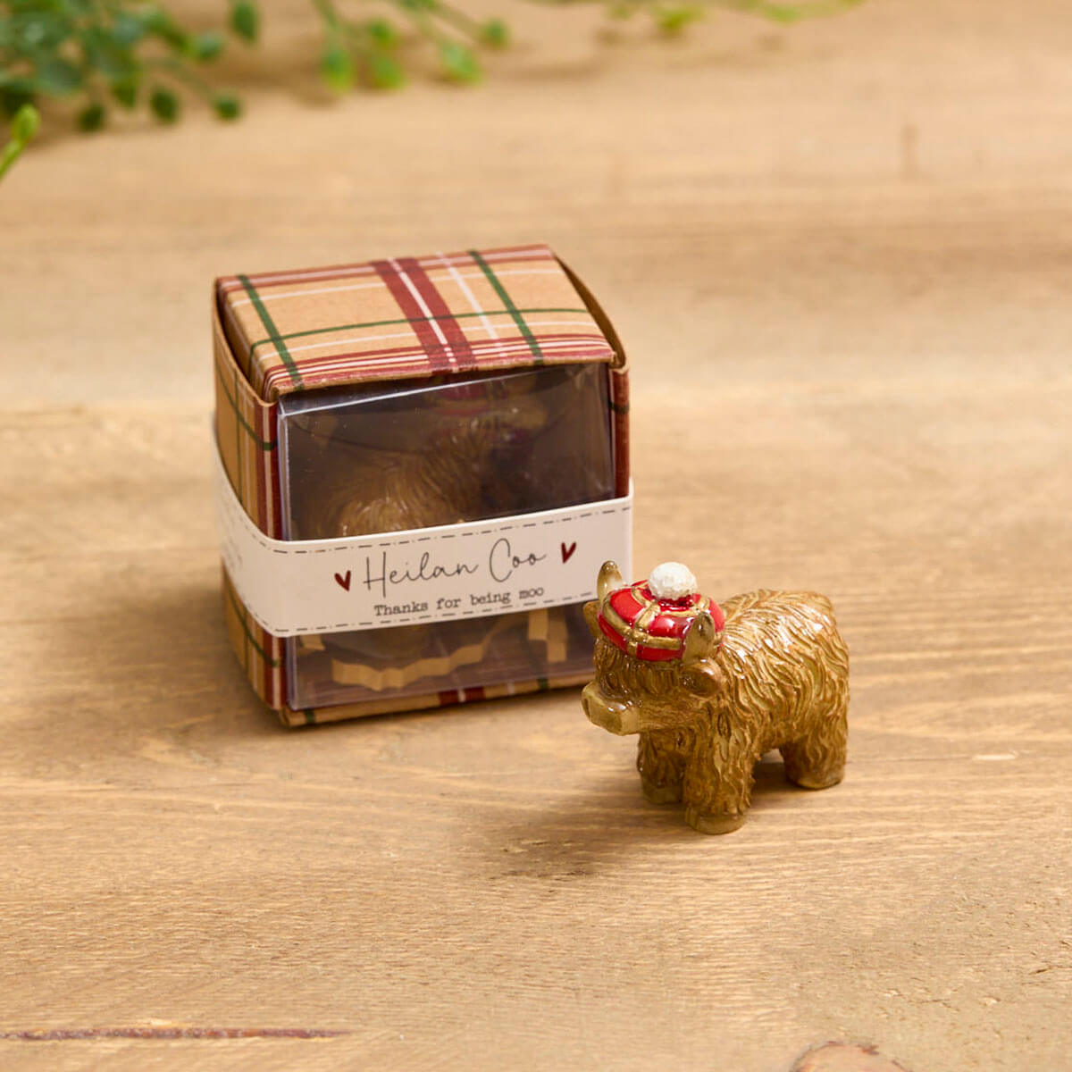 HIGHLAND COW RESIN KEEPSAKE ORNAMENT WITH TARTAN GIFT BOX **