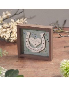 WEDDING WOOD FRAMED CONGRATULATIONS MR AND MRS 3D GLOSS HORSESHOE PLAQUE WITH SAWTOOTH HOOK